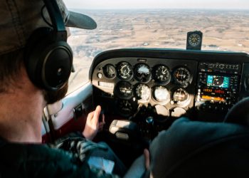 piloto-volando-avion-dia